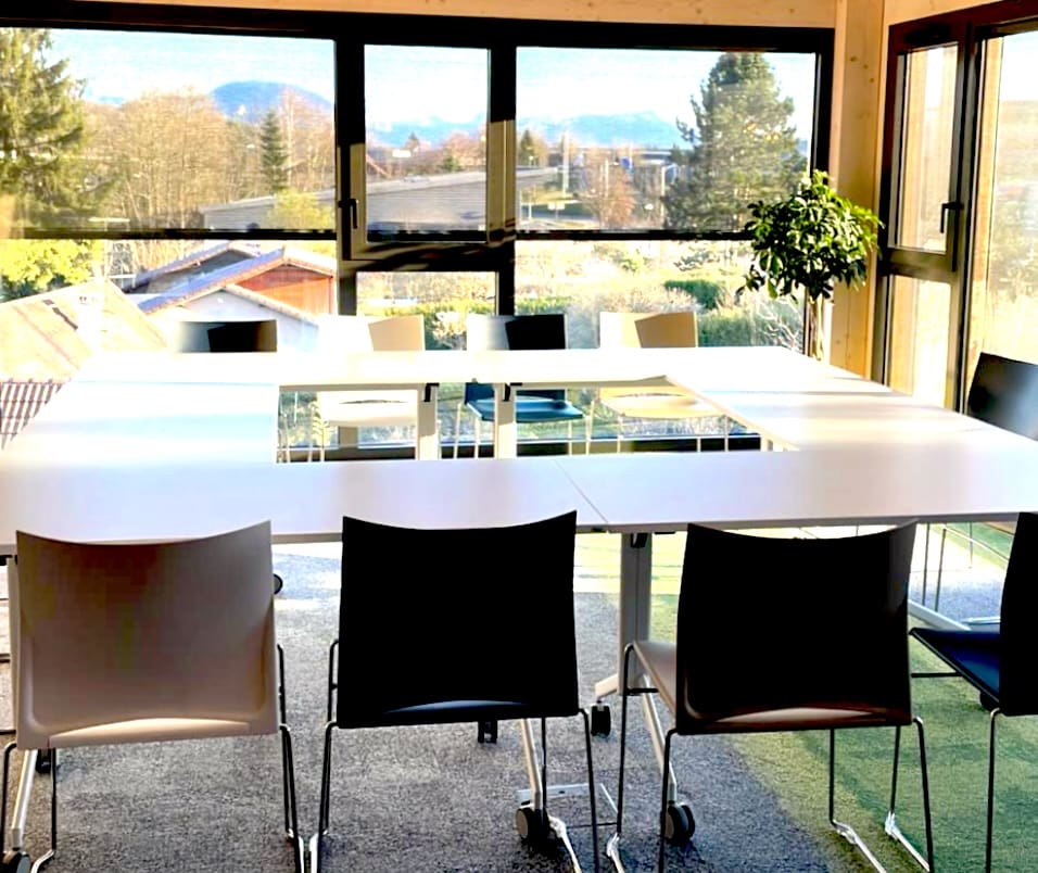 Salle de conférence au La Grange Business Center pour la conférence d’astrocartographie à Annecy Nord.
