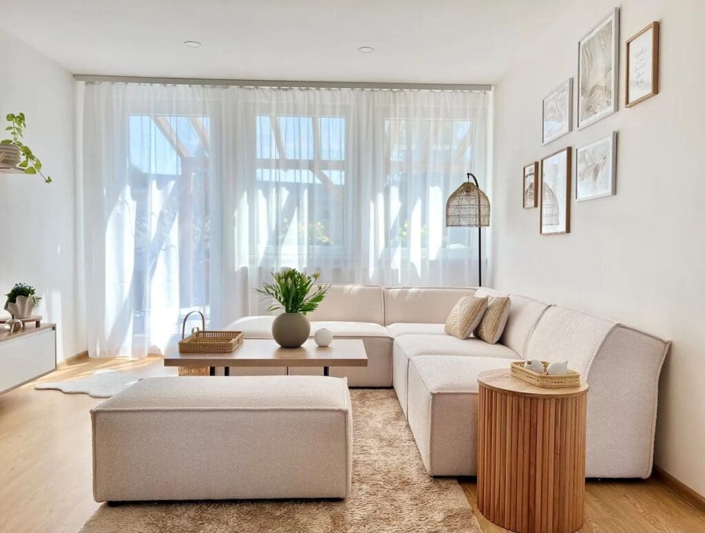 Intérieur lumineux analysé lors d’un diagnostic astrocartographique par Kristine Odegard, astrocartographe certifié, pour évaluer l’influence des lignes planétaires sur un lieu de vie.