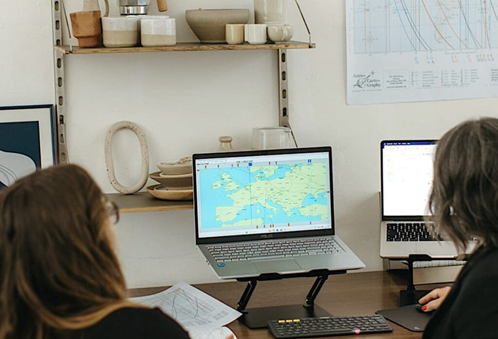 Kristine Odegard animant une formation en astrocartographie en France avec un apprenant, analyse d’une carte astrocartographique professionnelle sur ordinateur lors du webinaire d’initiation de janvier 2026.